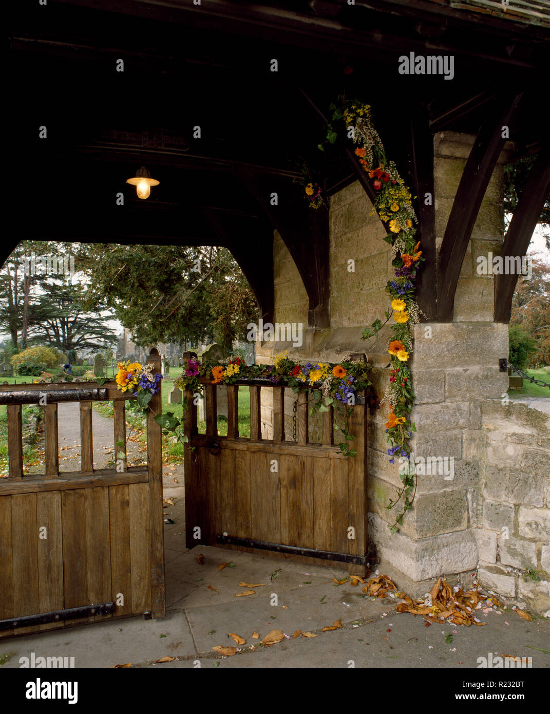 Lych medievale decorato di gate per un matrimonio di paese Foto Stock