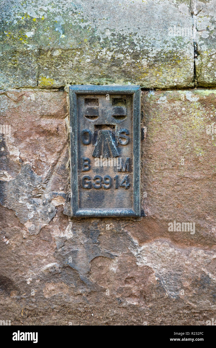 Un Ordnance Survey staffa a filo, un tipo di bench mark, su un edificio di Monmouth. Foto Stock