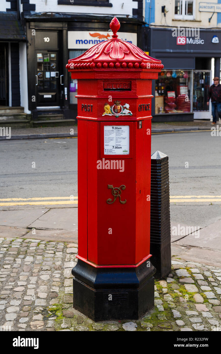 Replica Vittoriano Penfold pilastro nella casella di Agincourt Square, Monmouth Foto Stock
