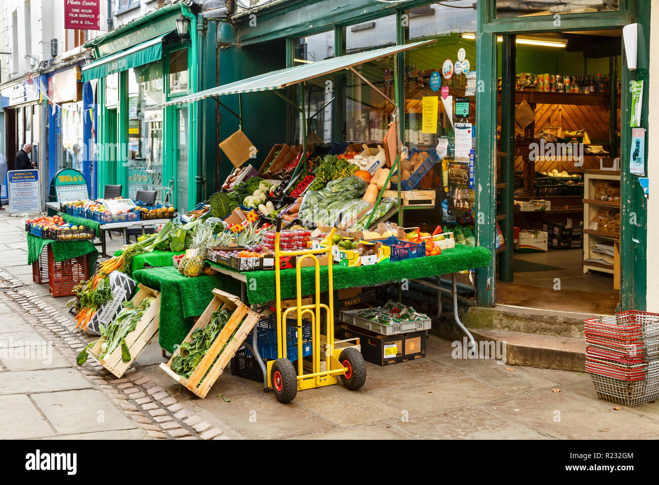 Church Street, Monmouth, un independeant greengrocery shop Foto Stock