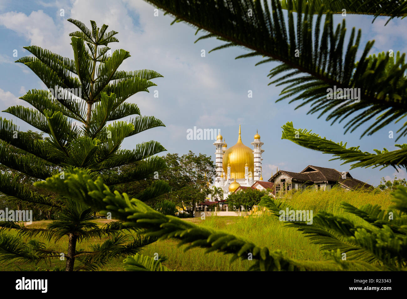 La bella architettura della moschea Ubudiah a Kuala Kangsar città in Malaysia. Edifici sacrali nel sud est asiatico. Foto Stock