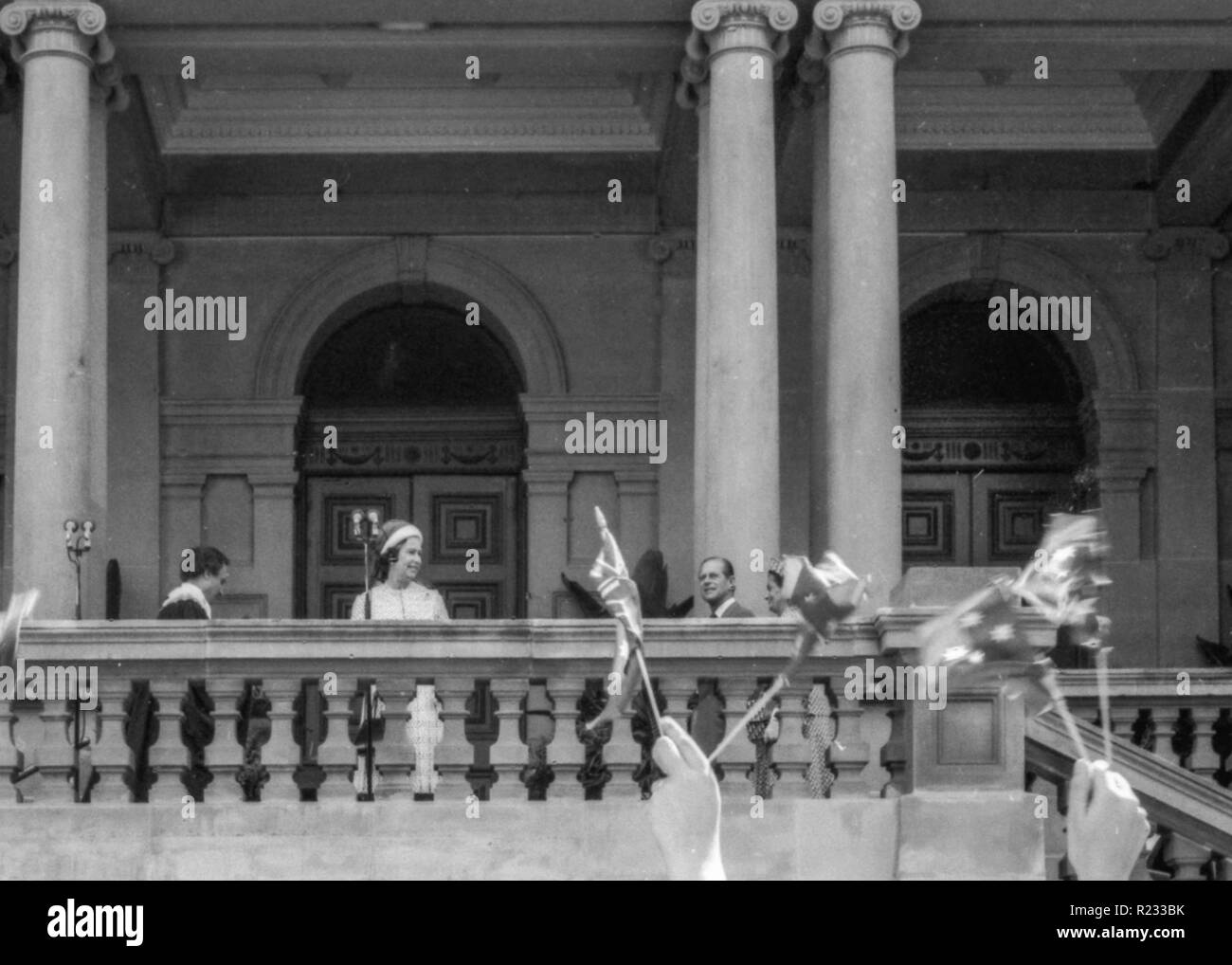 Sydney Australia, 13 marzo 1977: Queen Elizabeth risolve la folla ad un ricevimento civico svoltasi a Sydney Town Hall. La regina era accompagnato dal principe Filippo e visitato Sydney come parte del loro Giubileo d'argento world tour. Frequentando anche è stato il Sindaco di Sydney, Assessore porta Leo e sua moglie Edith. Credito foto Stephen Dwyer (Età 17) Foto Stock