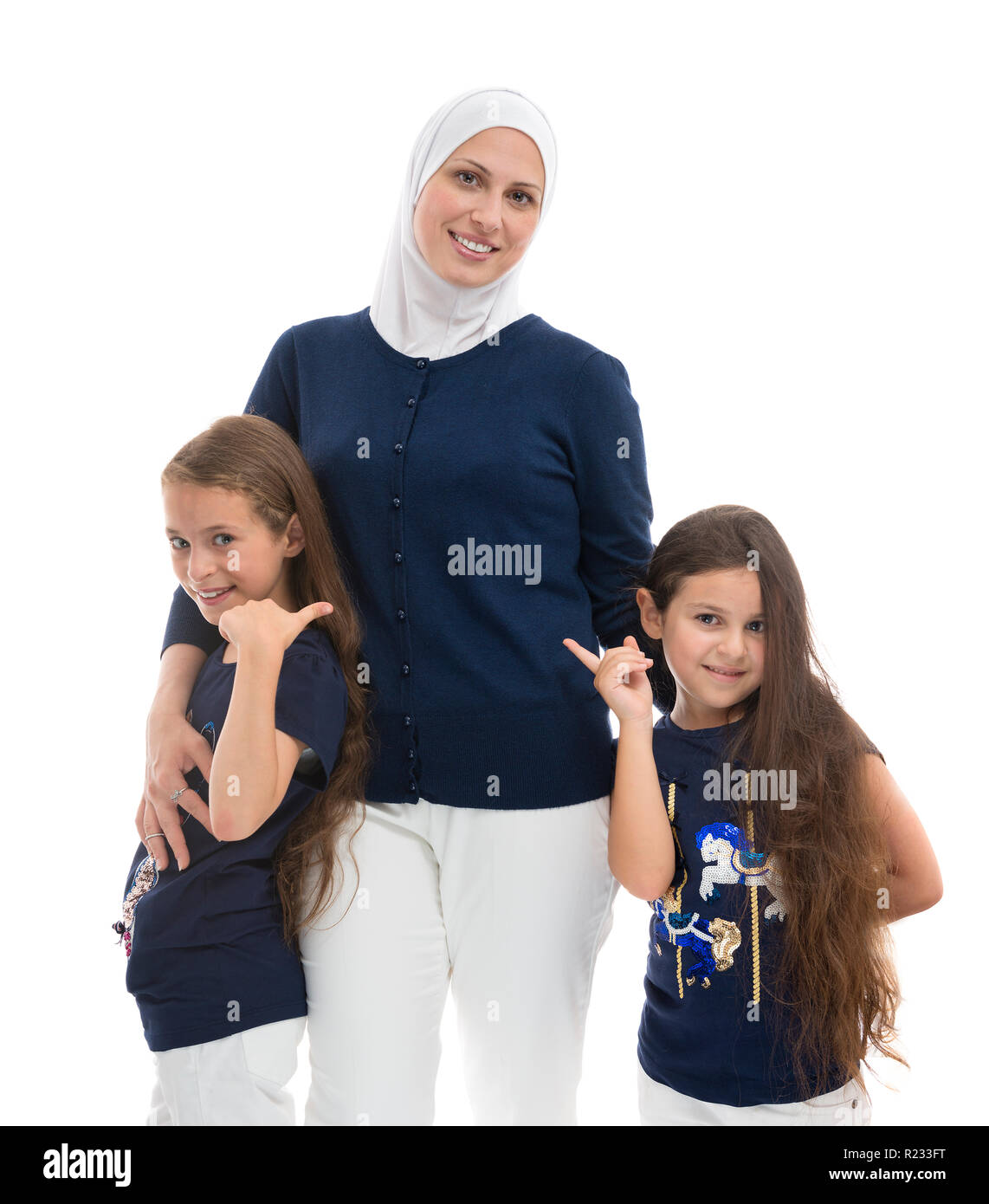Felice musulmano famiglia femmina, madre e le sue due figlie isolati su sfondo bianco Foto Stock