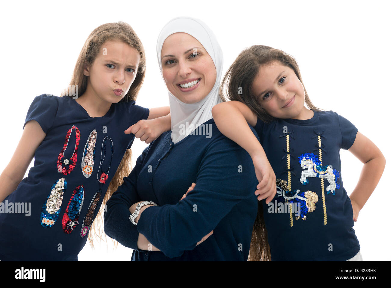 Felice musulmano famiglia femmina, madre e le sue figlie con divertenti pongono isolati su sfondo bianco Foto Stock