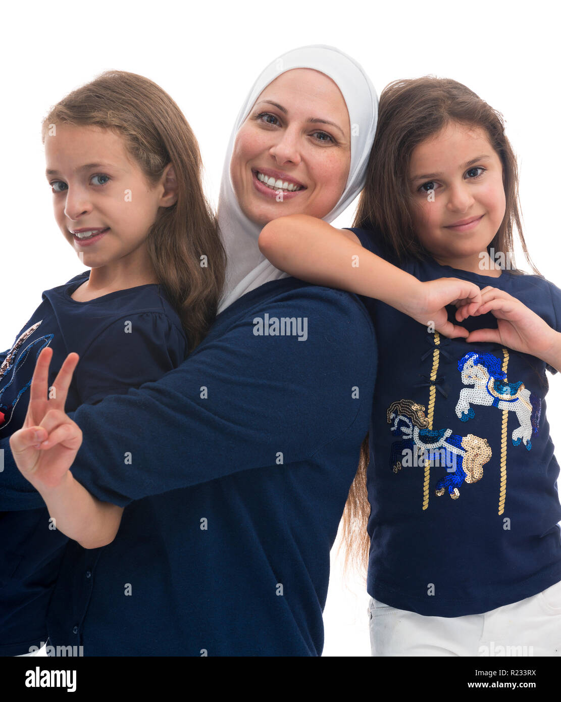 Una felice famiglia musulmana, madre e le sue figlie isolati su sfondo bianco Foto Stock