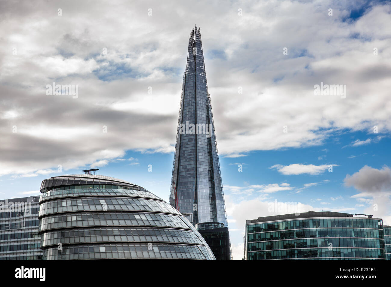 Grattacielo a Londra, in Gran Bretagna con il fiume Tamigi in primo piano. Business, successo, il quartiere finanziario, architettura moderna e siti di interesse turistico Foto Stock