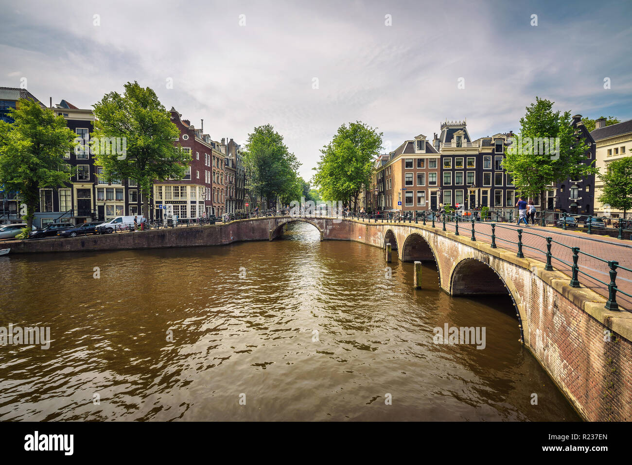 Famoso canale Keizersgracht intersezione in Amsterdam Foto Stock