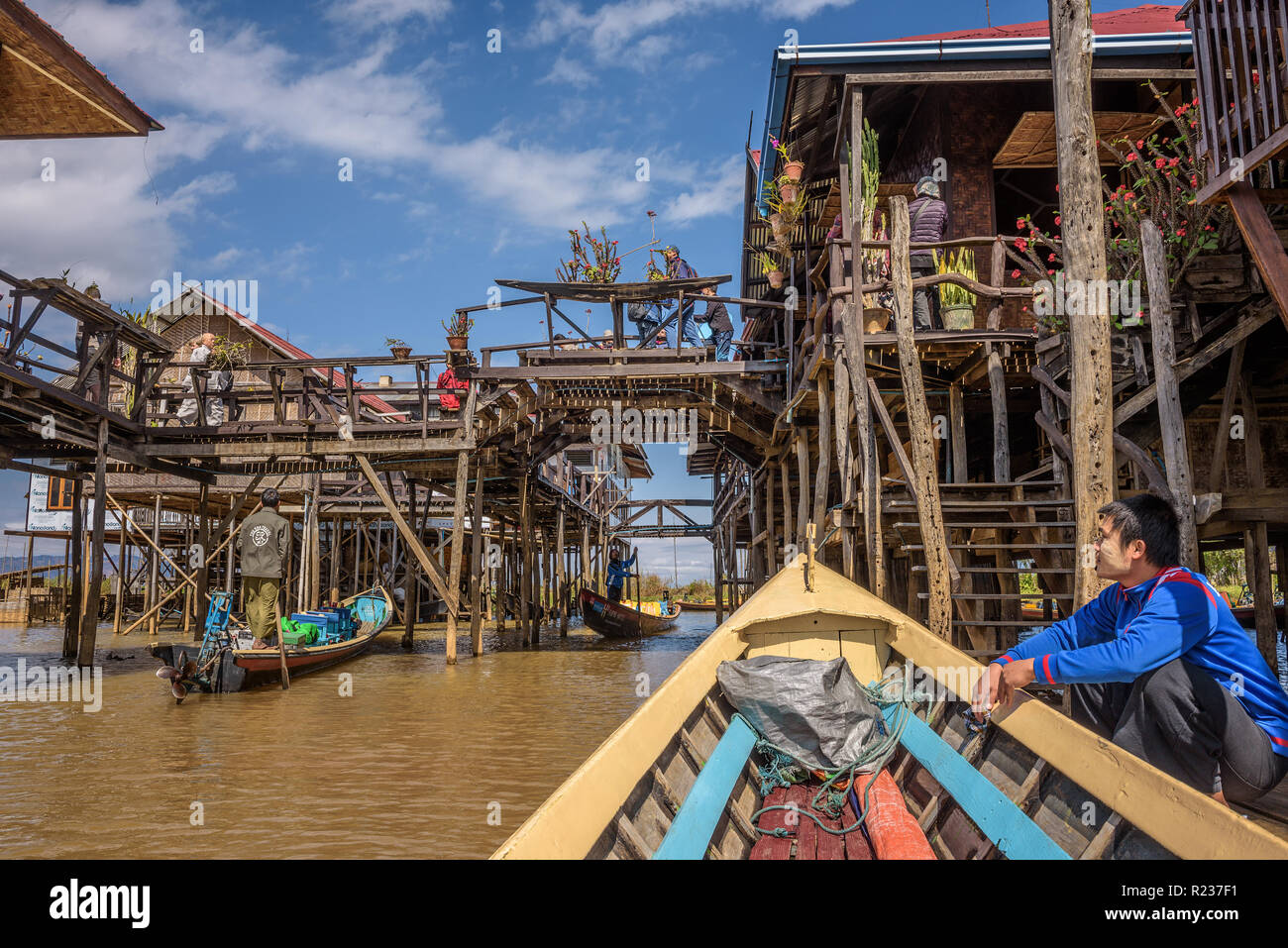 Villaggio galleggiante sul Lago Inle in Myanmar Foto Stock