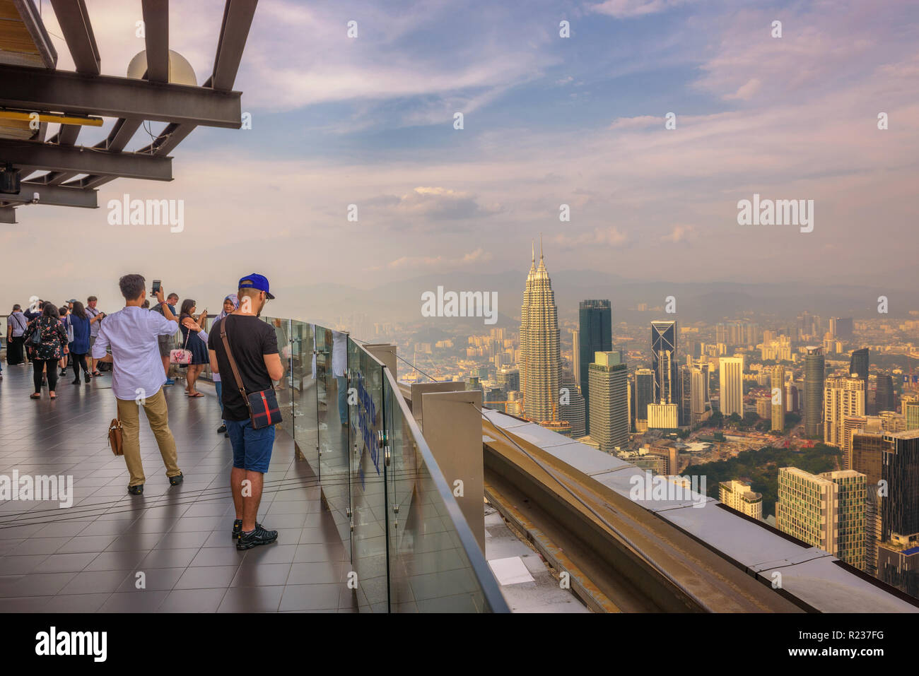 I visitatori sulla sommità della Menara KL Tower a Kuala Lumpur Foto Stock