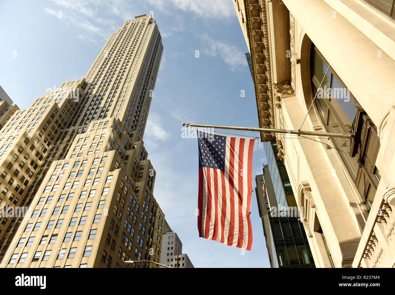 Bandiera americana su un edificio in New York, Stati Uniti d'America Foto Stock