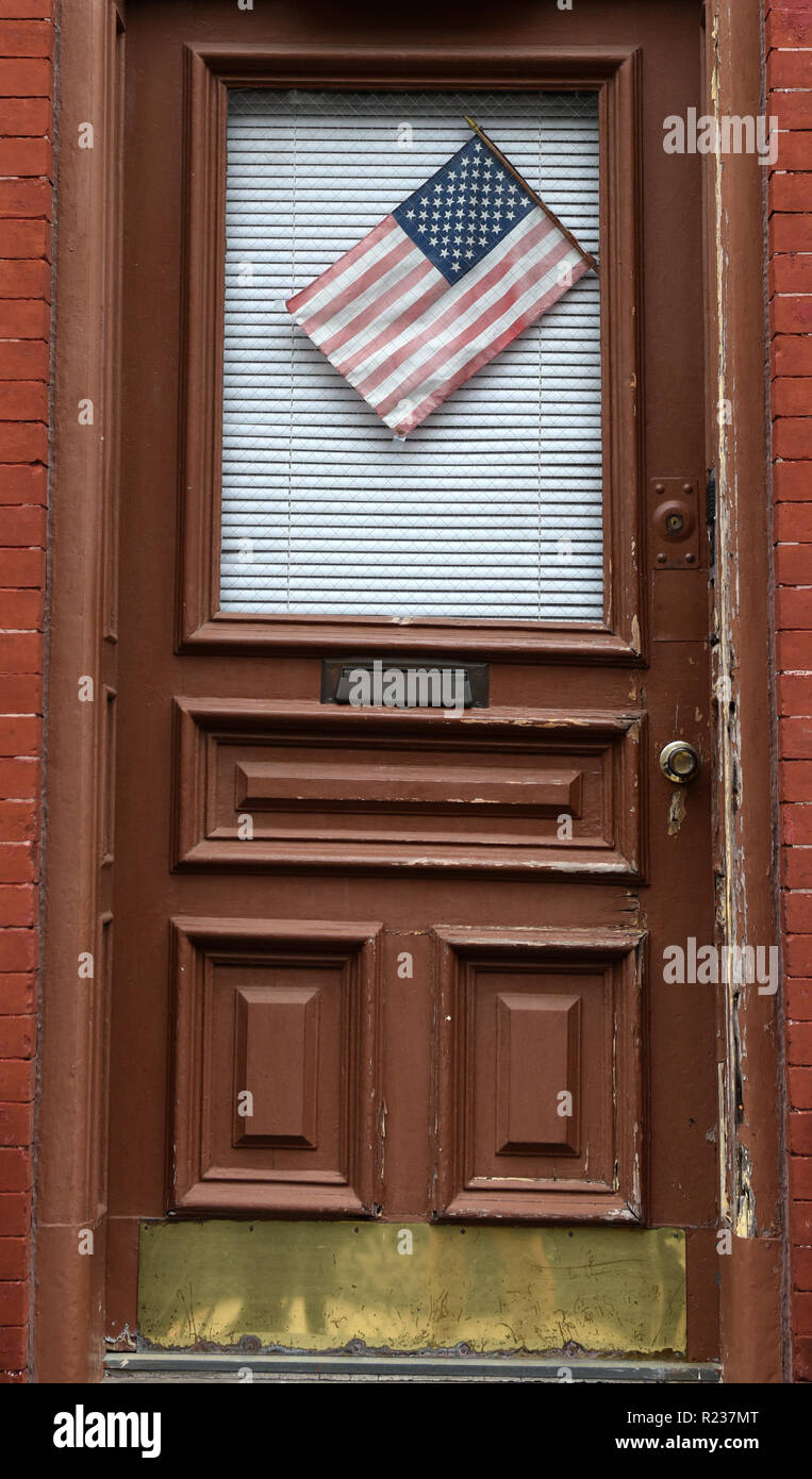 Bandiera americana su una porta della casa in New York, Stati Uniti d'America Foto Stock