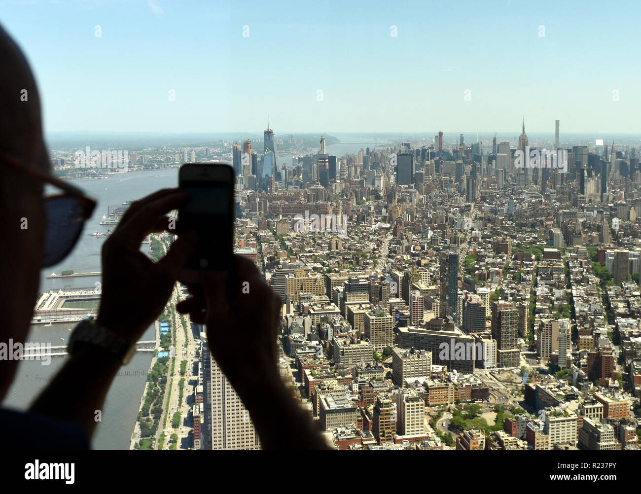 L'uomo fare una foto sullo smartphone del New York cityscape. Vista dall'alto sulla New York. Foto Stock