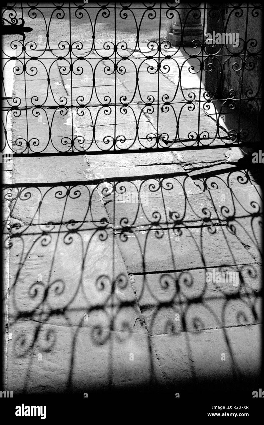 L'Italia, Lombardia, Crema, cancellata in ferro battuto Foto Stock