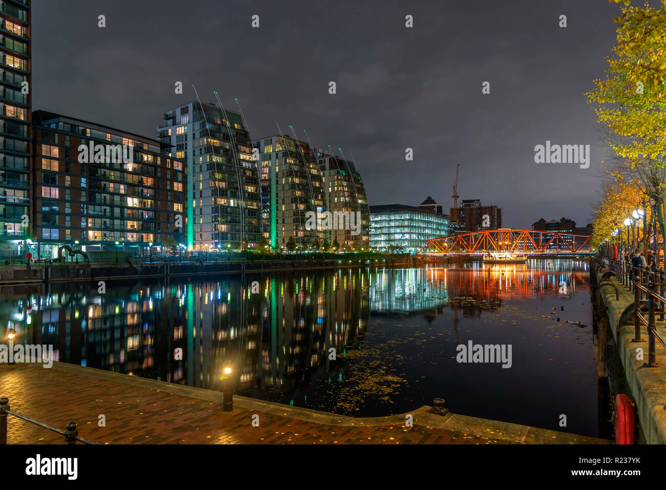 Salford Quays Media City di notte. Appartamenti di lusso. Foto Stock