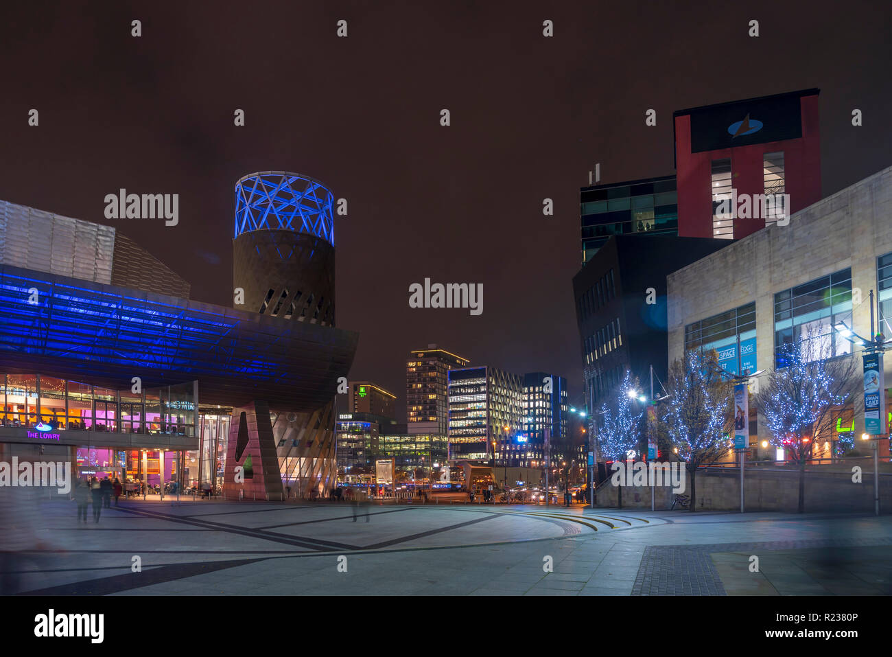 Salford Quays Media City di notte. Il Lowry Theatre e Galleria d'arte. Foto Stock