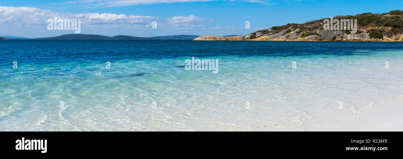 Spiaggia di salmone, con acqua cristallina e sabbia bianca, Torndirrup National Park, Albany, Australia occidentale Foto Stock
