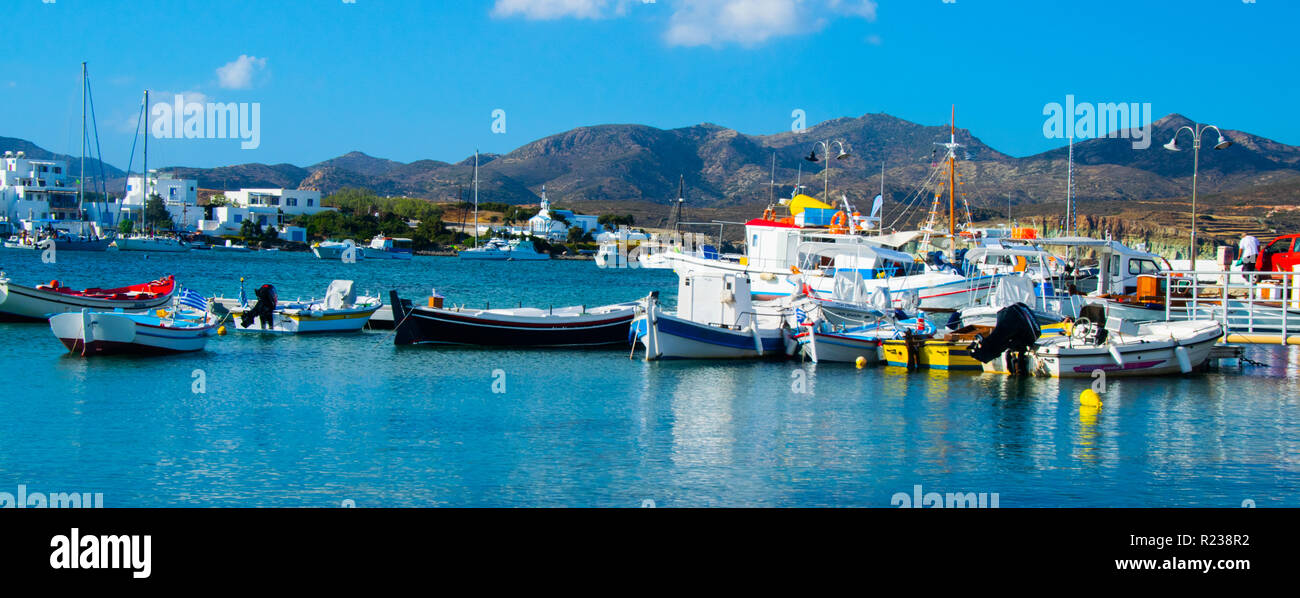 Barche nel porto di Pollonia Milos, Grecia Foto Stock