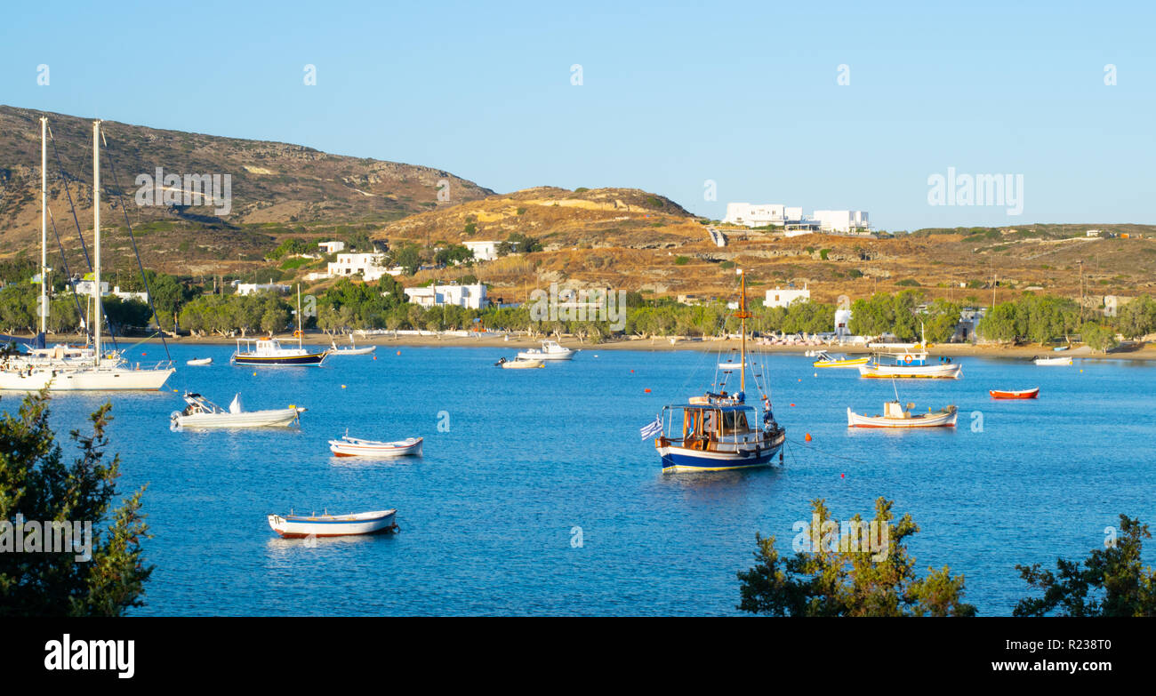 Barche nel porto, Pollonia Milos, Grecia Foto Stock