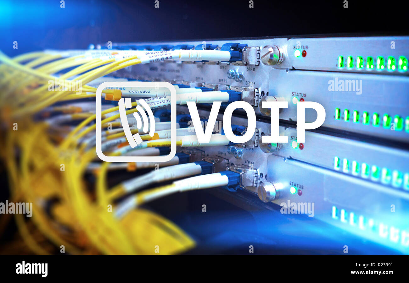 VOIP, Voice over Internet Protocol, la tecnologia che consente la comunicazione vocale via Internet. La sala server sfondo. Foto Stock