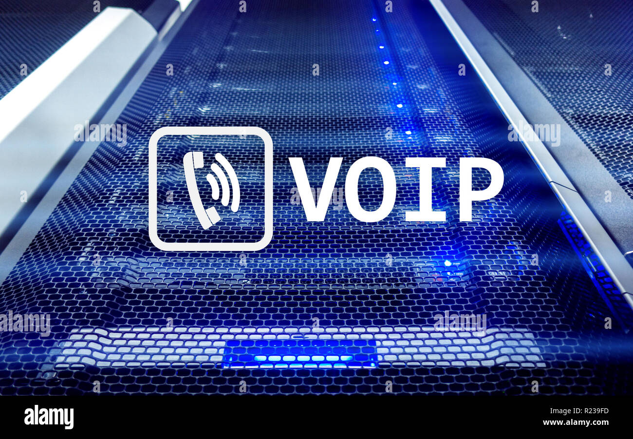 VOIP, Voice over Internet Protocol, la tecnologia che consente la comunicazione vocale via Internet. La sala server sfondo. Foto Stock