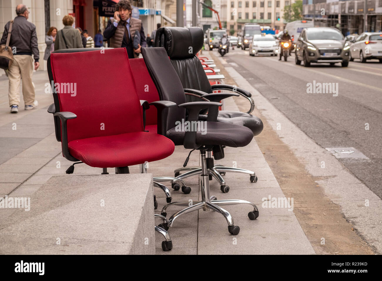 Sedie per ufficio sul marciapiede sulla Gran Via, Madrid, Spagna Foto Stock