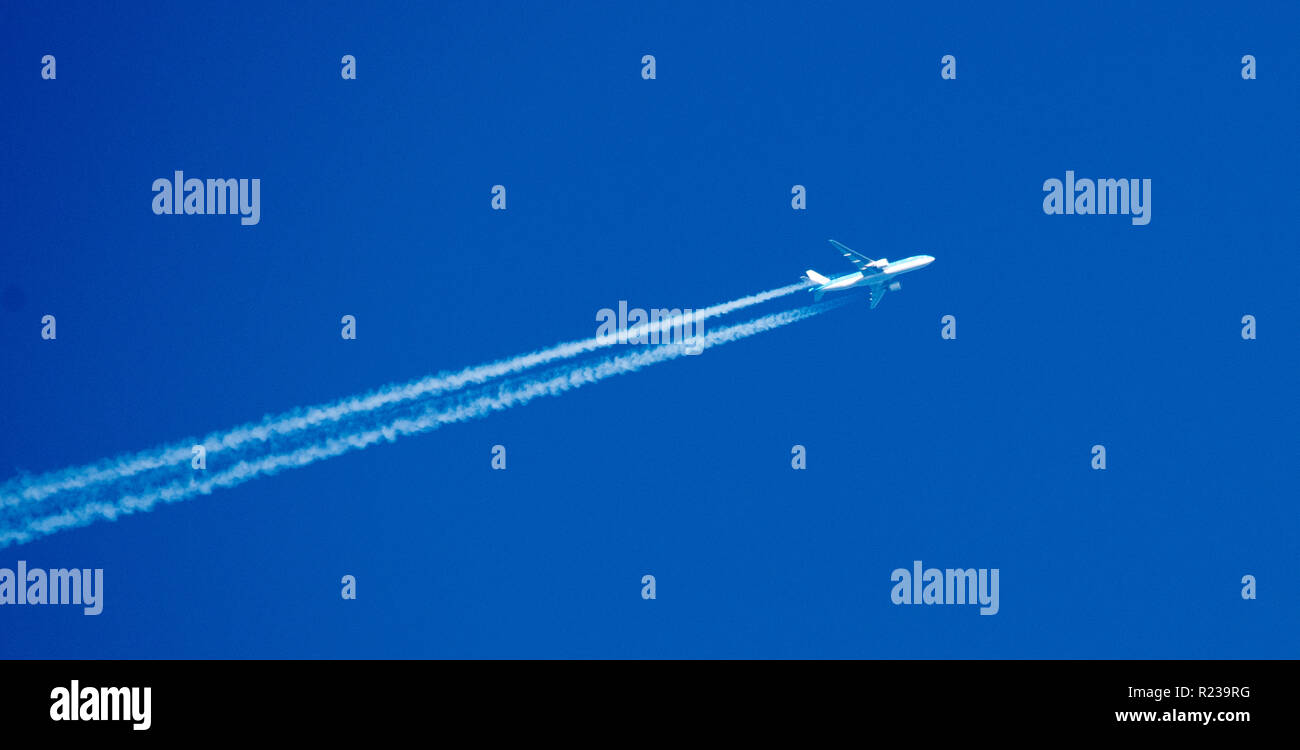 Twin jet di linea del motore contro un cielo blu Foto Stock