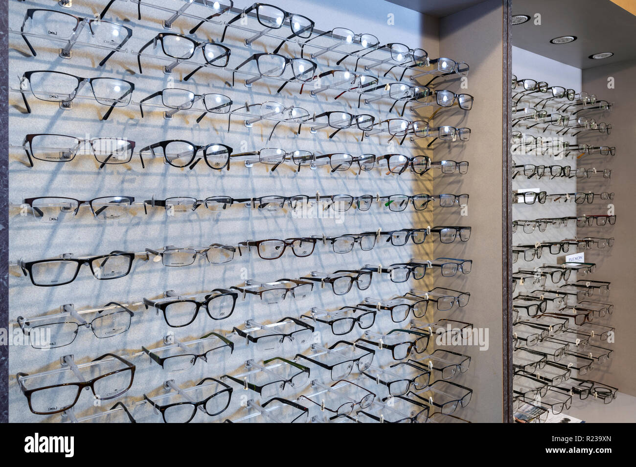 Display di occhiali in Eye studio medico Foto Stock