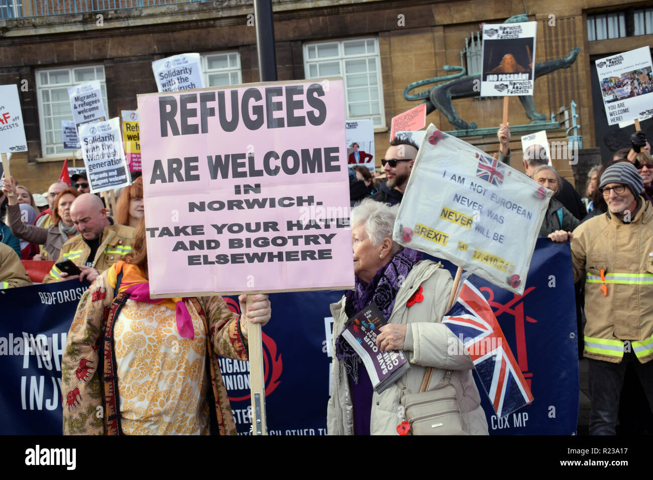 Norwich contro i fascisti hanno organizzato un grande bancone-dimostrazione a UK Unità "riprendere il controllo' pro-Brexit protesta luogo in tutta la strada. Oppo Foto Stock