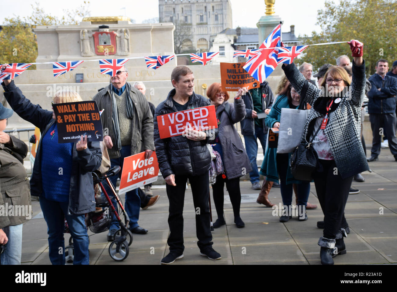 Regno Unito Unity "riprendere il controllo' pro-Brexit protesta. Norwich contro i fascisti hanno organizzato un grande bancone-dimostrazione. Norwich, Regno Unito 10 novembre 2018 Foto Stock