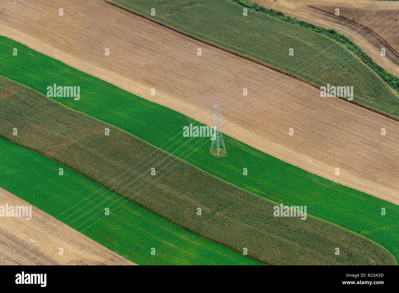 Vista aerea di linee di potenza su Farm, Pennsylvania, STATI UNITI D'AMERICA Foto Stock