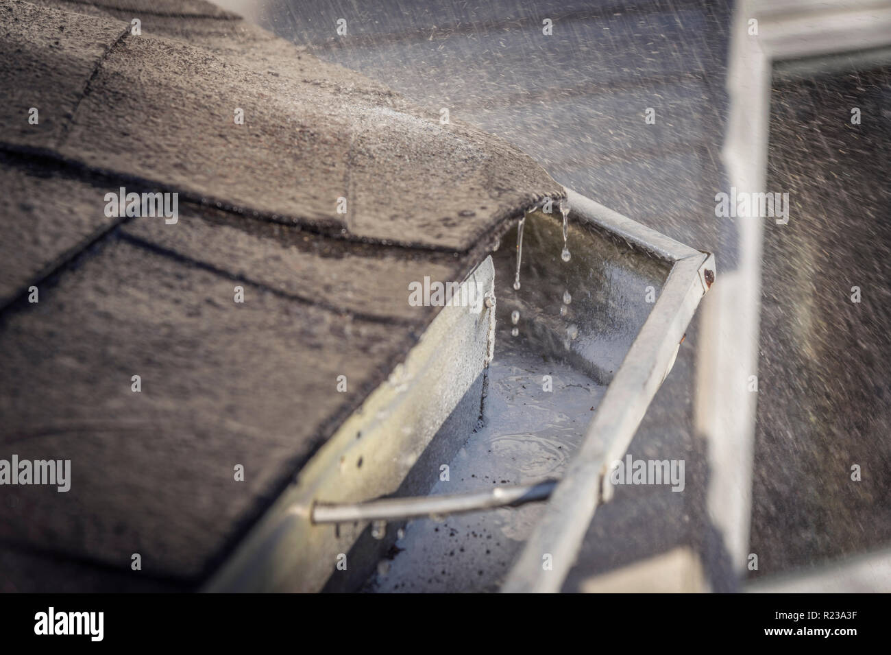Dettaglio della casa di canaletta di pioggia durante la tempesta di pioggia, STATI UNITI D'AMERICA Foto Stock