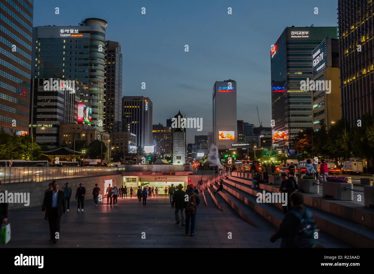 Gwanghwamun Square in Seoulat notte, alti edifici adibiti ad uffici per raggiungere il cielo adornata con le insegne al neon. Foto Stock
