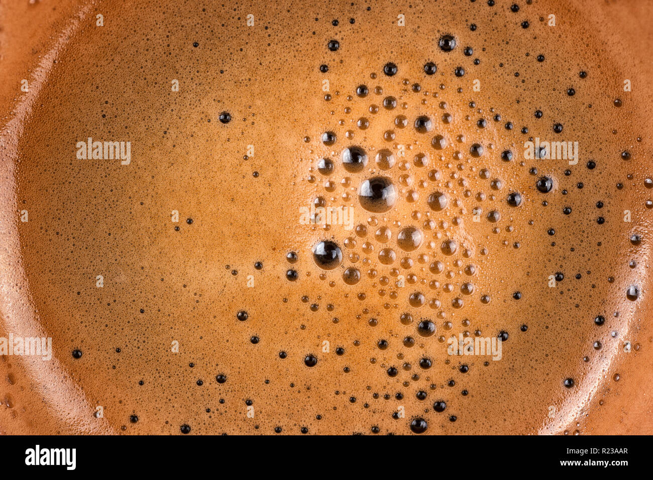La schiuma del caffè in tazza di primissimo piano. Tessitura macro e sfondo Foto Stock