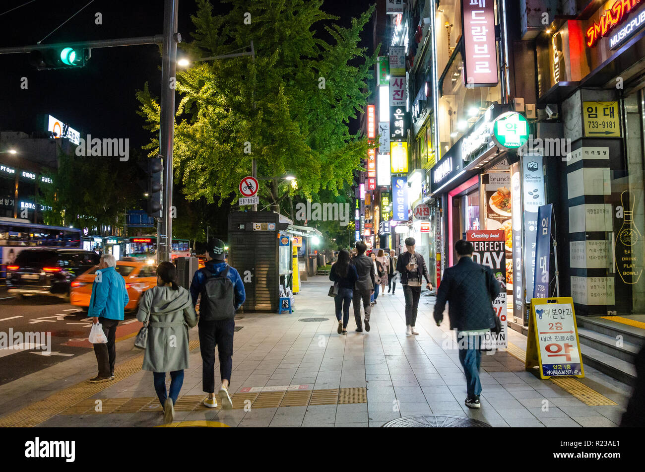 Un marciapiede occupato in scena a Seul, in Corea del Sud di notte Foto Stock