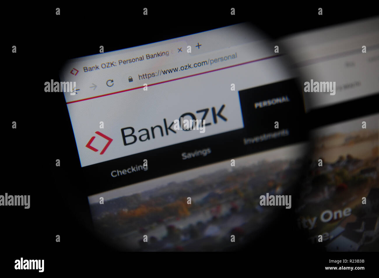 Banca OZK (ex banca degli Ozarks) visto attraverso una lente di ingrandimento Foto Stock