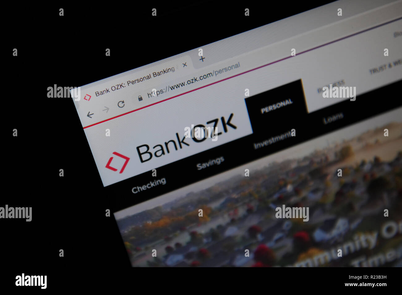 Banca OZK (ex banca degli Ozarks) visto attraverso una lente di ingrandimento Foto Stock