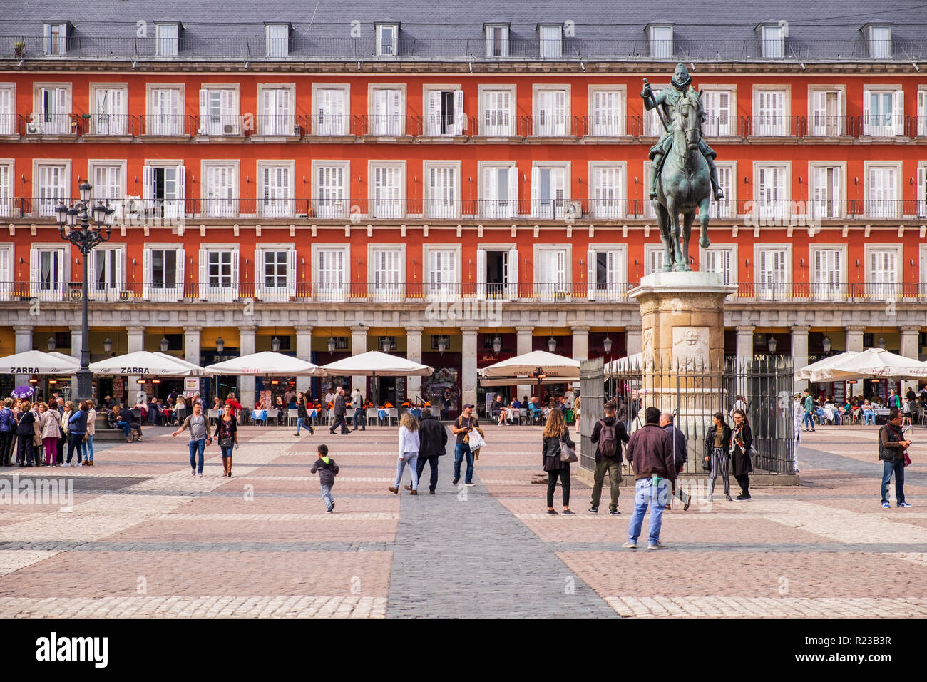 Plaza Mayor e la statua in bronzo del re Filippo III al centro della piazza, creato nel 1616 da Jean Boulogne e Pietro Tacca, Madrid, Spagna Foto Stock