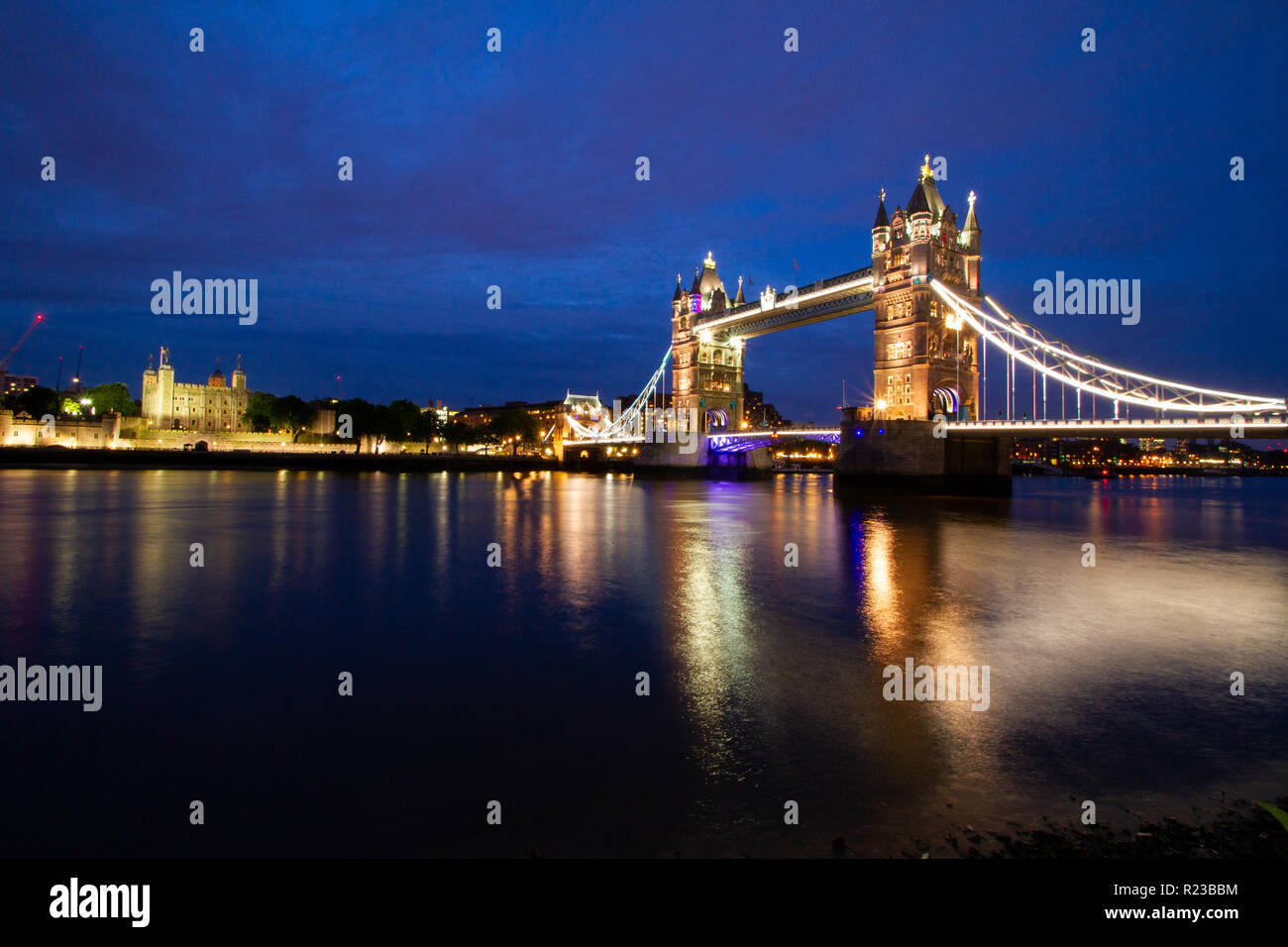 Londra/Inghilterra - 3 Giugno 2014: Ponte di Londra di notte, Tower Bridge punto di riferimento in inglese Foto Stock