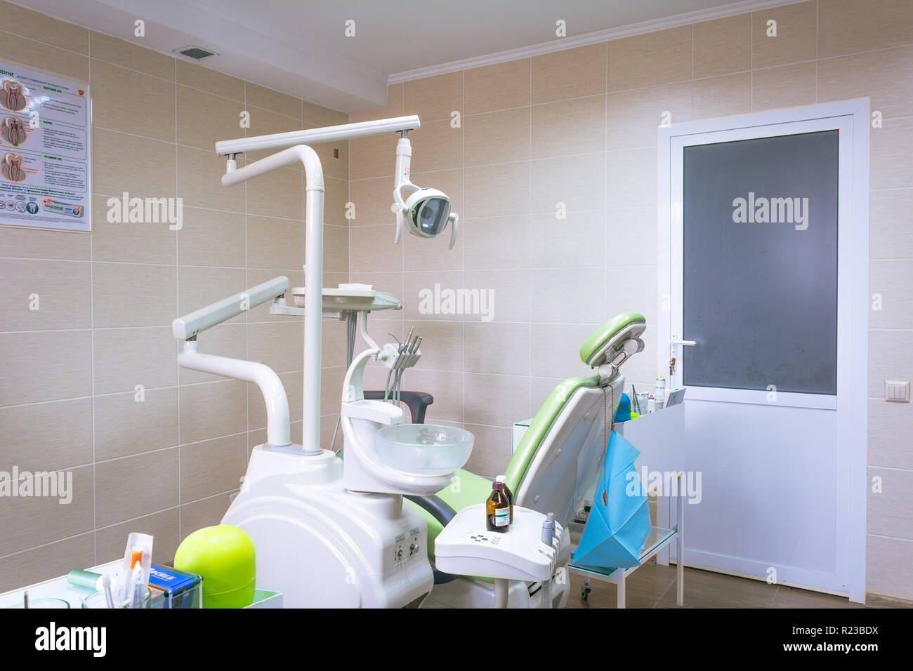 Moderna camera dentale. Dentisti sedia e strumenti. Per le cure dentarie, igiene dentale, checkup e concetto di terapia. Foto Stock