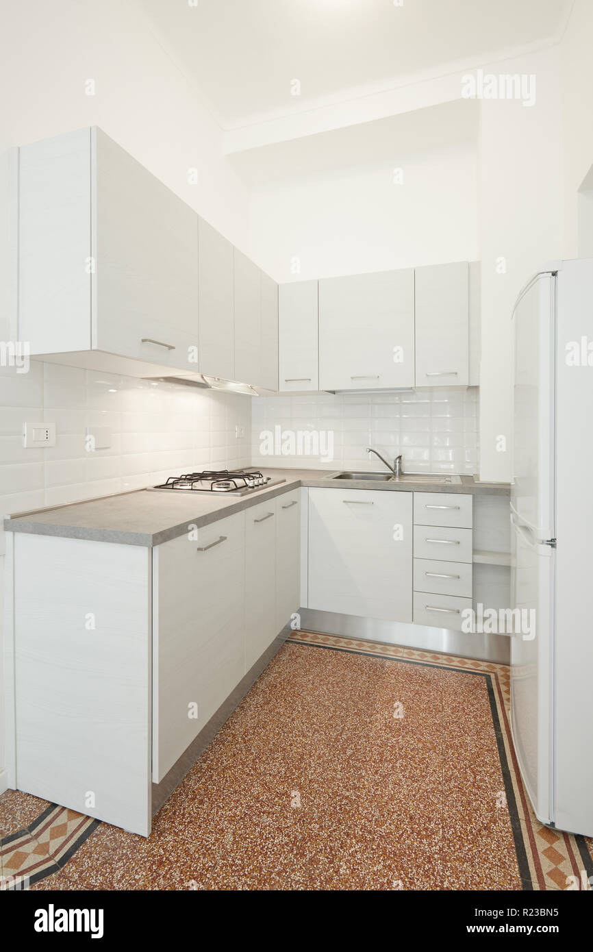Nuovo, bianco cucina in legno con la pietra grigia top in appartamento ristrutturato interno Foto Stock