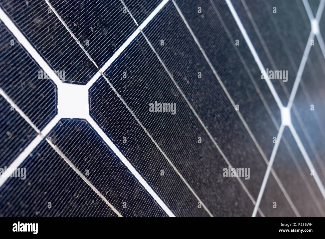 Pannello solare sotto la pioggia, per tutte le stagioni modulo fotovoltaico per la generazione di verde di energia elettrica Foto Stock