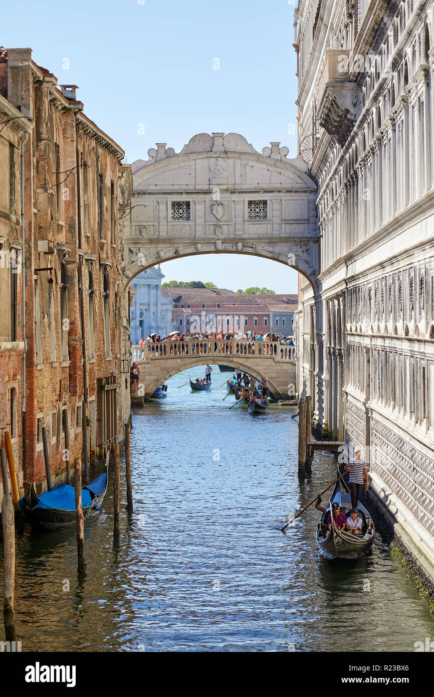 Venezia, Italia - 14 agosto 2017: Ponte dei Sospiri in una soleggiata giornata estiva, persone in gondola e turisti sul ponte a Venezia, Italia Foto Stock