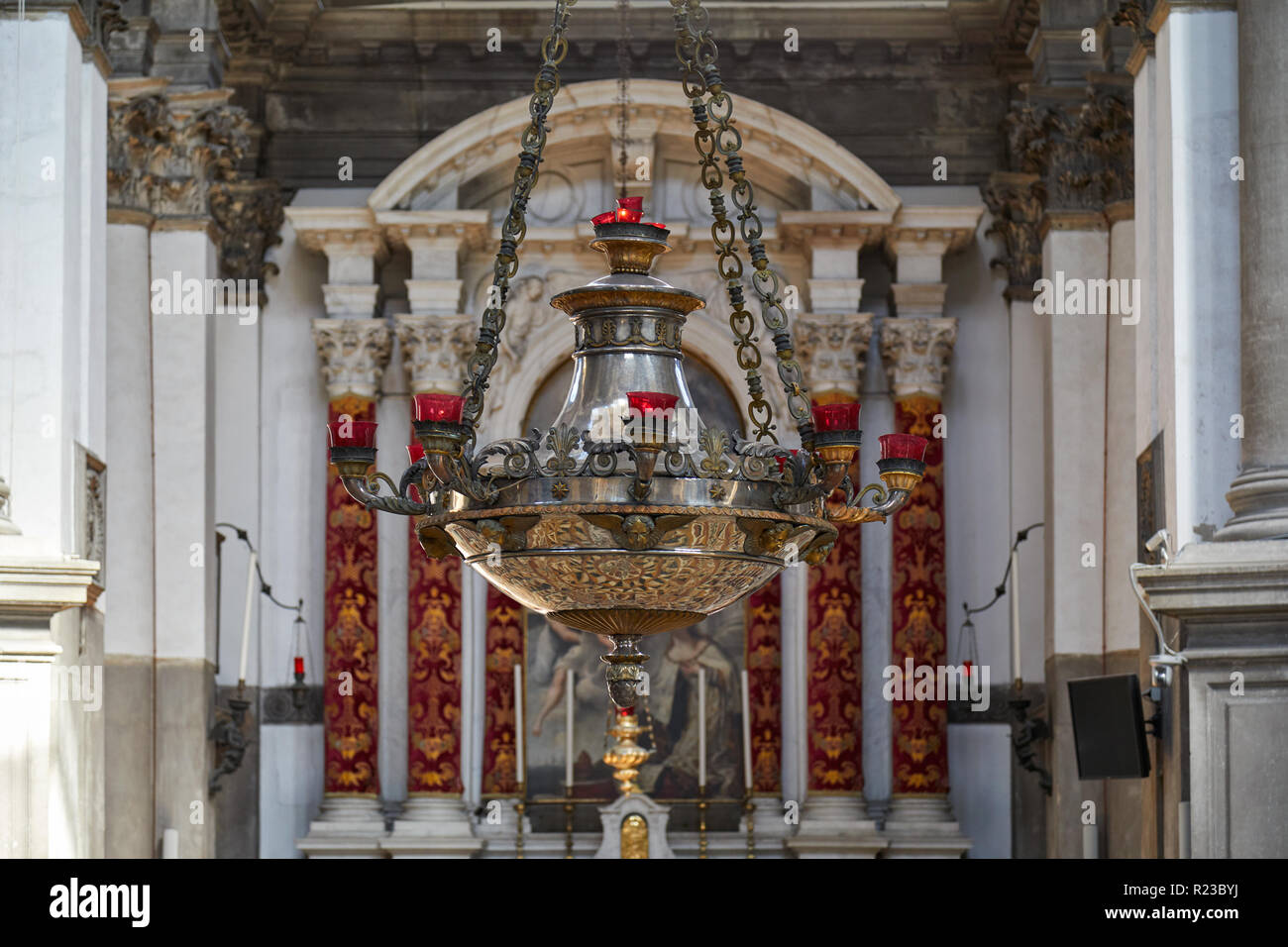 Antica, lampadario di argento in Santa Maria della Salute chiesa interno a Venezia, Italia Foto Stock