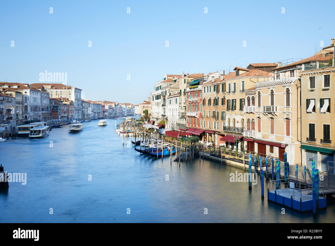 Canal Grande di Venezia in una mattina di sole e cielo blu chiaro in estate in Italia Foto Stock