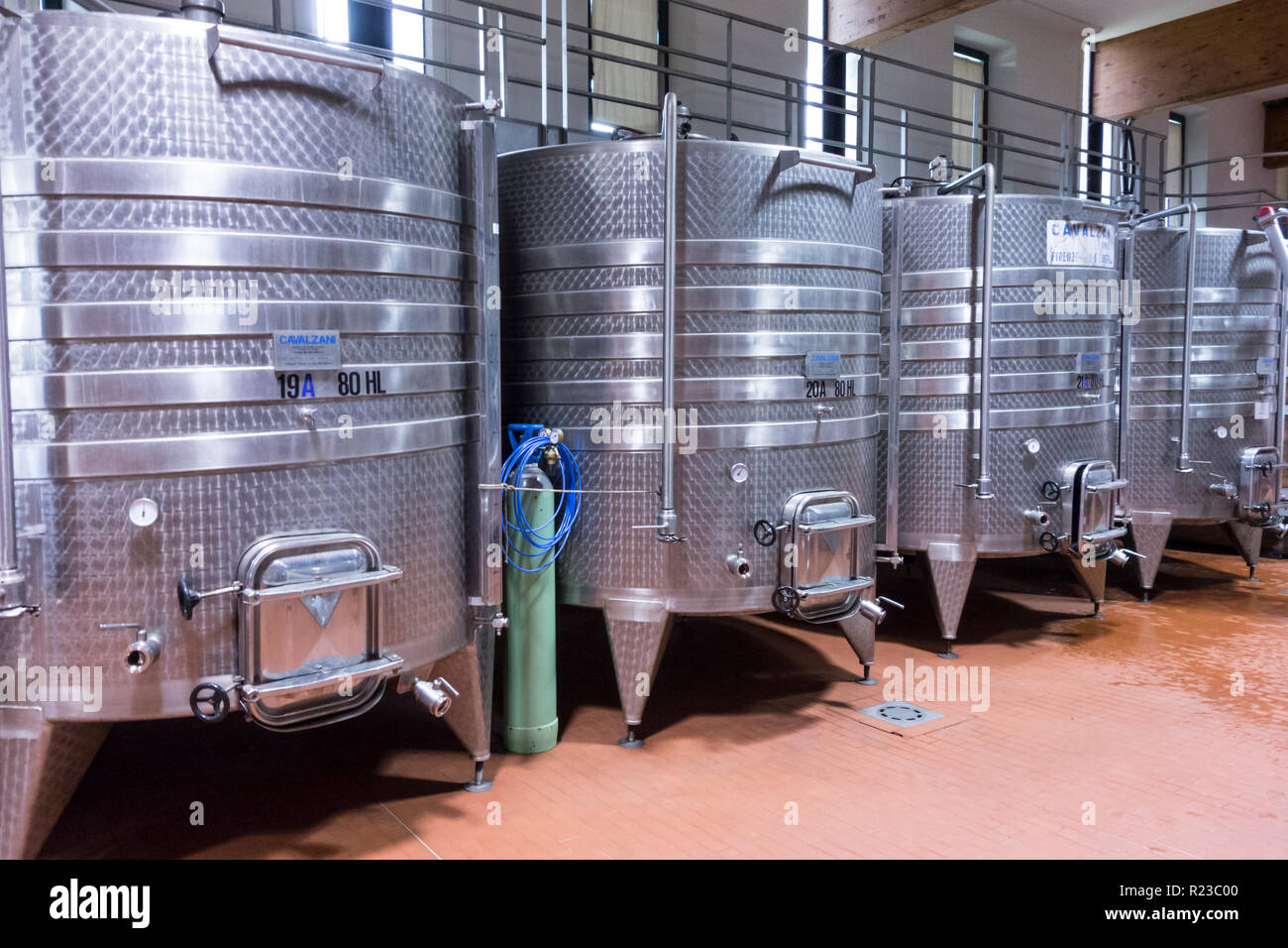 Fusti in acciaio inox per la fermentazione di uva ad una cantina, Toscana, Italia Foto Stock
