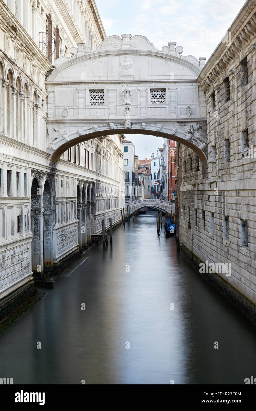 Ponte dei Sospiri e tranquilli in scena la mattina presto, nessuno a Venezia, Italia Foto Stock