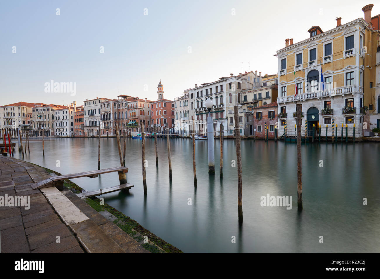 Grand Canal e banchine in Venezia, cielo chiaro in estate in Italia, nessuno Foto Stock