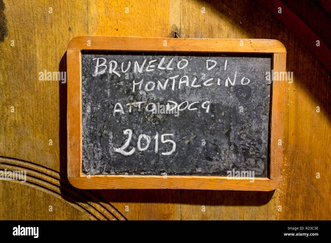 Il Brunello di Montalcino 2015 vintage etichetta su un barile di legno, Toscana, Italia Foto Stock