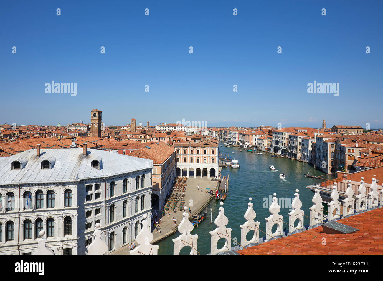 Venezia, Italia - 15 agosto 2017: vista sul canal grande dal Fondaco dei Tedeschi, Luxury department store in terrazza in una soleggiata giornata estiva Foto Stock