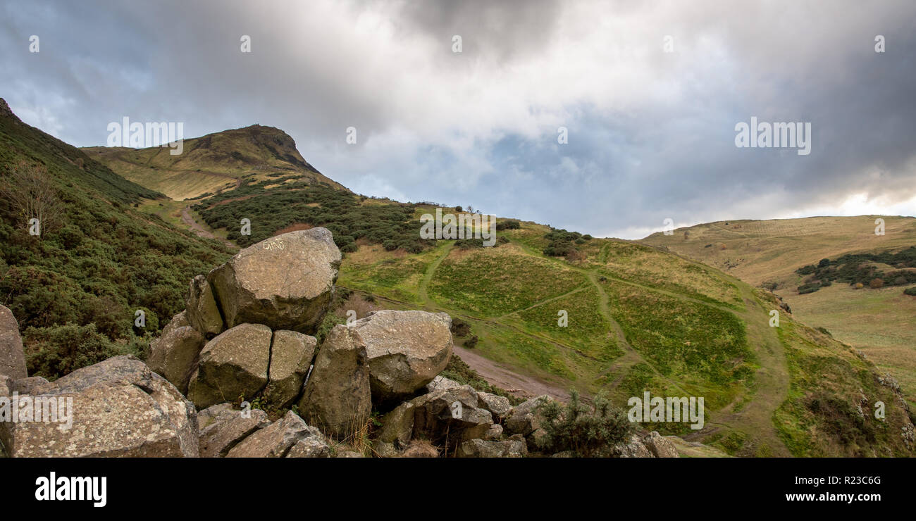 La montagna in miniatura di Arthur e il sedile si solleva da Holyrood Park a Edimburgo, Scozia. Foto Stock